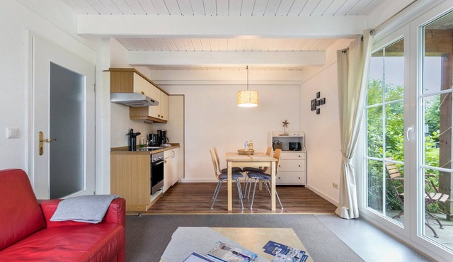 Apartment 'Kleine Ella Pellworm' with Private Terrace, Shared Garden and Wi-Fi