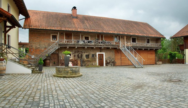 Apartment 'Schönauer Hof - Wohnung Paula' with Private Terrace, Wi-Fi and Air Conditioning
