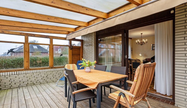 Apartment 'Westerdeich' with Private Terrace, Shared Garden and Wi-Fi