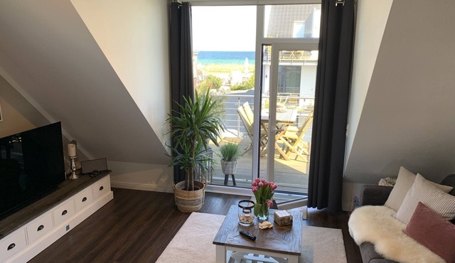 Apartment with sea view, 30 meters to the beach