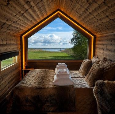 Atmospheric cabin trailer with a sea view