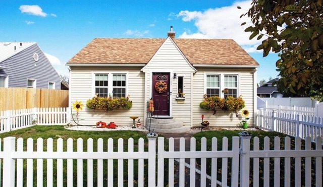 Aunt Annie’s 2 bed/1 Bath/Retro!