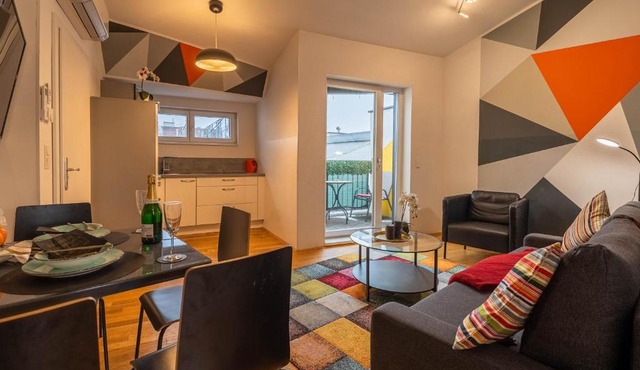 Balcony Apartment for 4 near Naschmarkt & U4 Metro