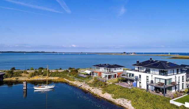 Baltic Sea vacation apartment "Heimathafen": sauna, fireplace, whirlpool bathtub on the beach