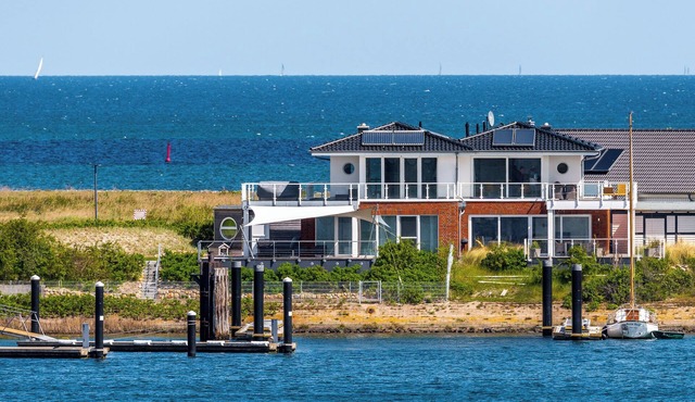 Baltic Sea vacation apartment with style and private roof terrace right on the waterfront