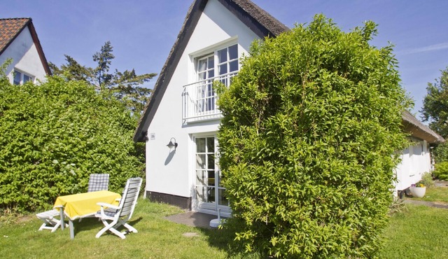 Beachfront idyll by the sea, private bathing area - Gutshof Ostseeblick FeWo 01