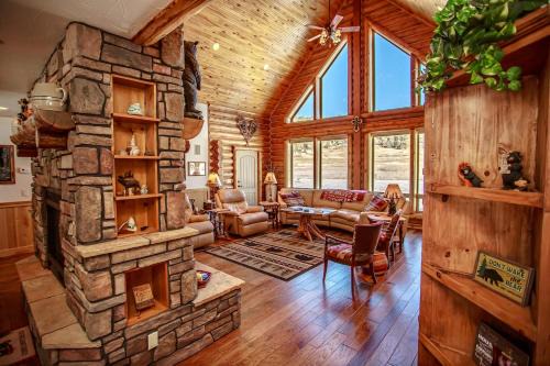 Bear Paw Log Cabin4Bed4 BathHOT TUBFire Pit