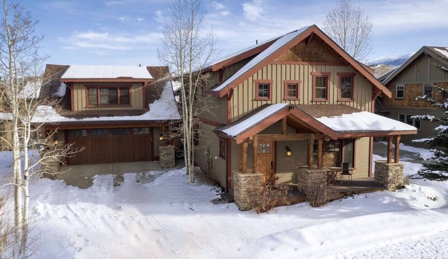 Beautiful 5 BR Mountain Home, Hot Tub, shuttle!