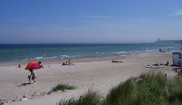Beautiful apartment, 20m to the beach, large balcony, outdoor pool, underground parking, WLAN
