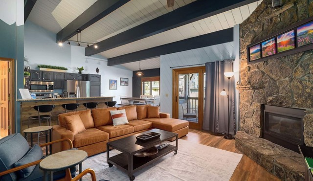 Beautiful Condo Close to the Slopes! Pool & Hot Tub! Winter Shuttle!