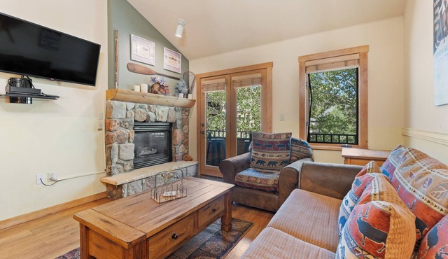 Beautiful Condo In Great Location With Hot Tub & Pool Openl!
