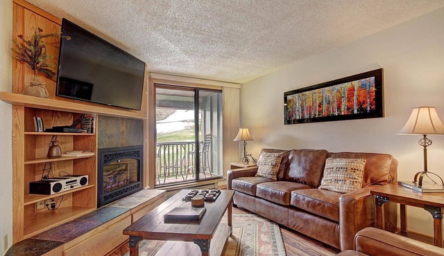 Beautiful Condo with hot tub, Ski Out Your Back Door! FP202