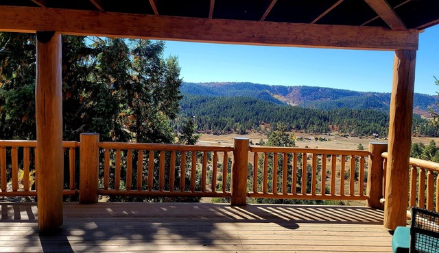 Beautiful log home with big valley mountain views!
