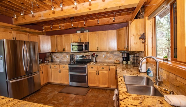 Beautiful Mountain Views! Ping Pong! National Forest Access! 30 mins to Ski
