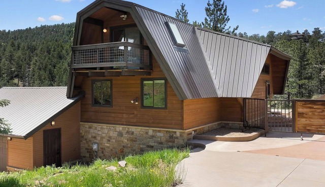 Beautiful Red Cedar Mountain Home 10 min from Downtown Boulder on 2 acres