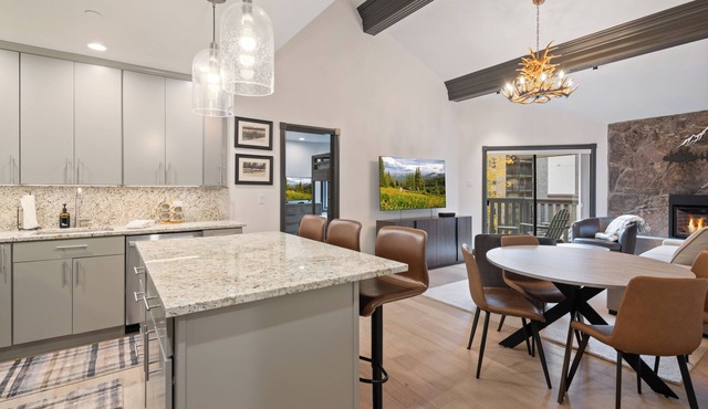 Beautiful Remodel, Mountain Views, Portable A/C in unit| W406
