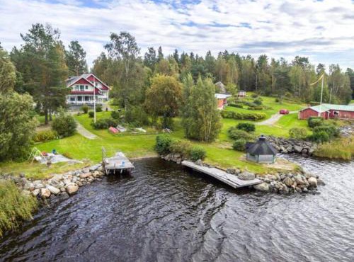 Big 4 bedroom house with sauna by the sea