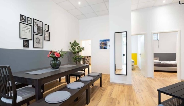 Big Central Apartment near Rotkreuzplatz with 3 BR for 12 PAX