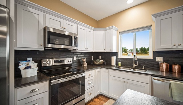 Brand-new, modern home with great kitchen - near town, golf & hot springs