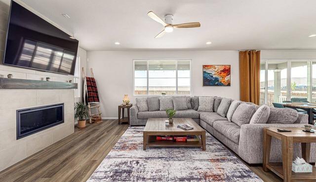 BrandNEW | DenverAirport | Spacious 5BR Home with Fireplace
