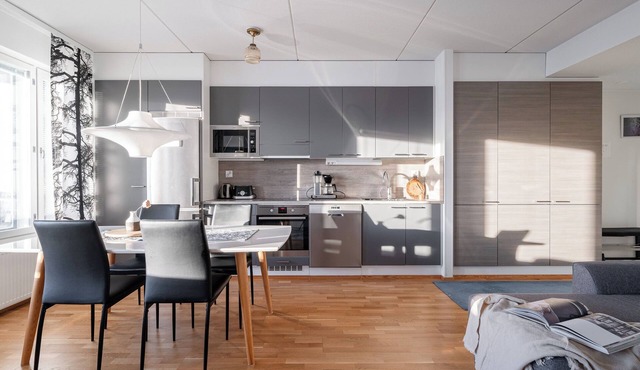 Bright 2BR Apartment with Lake Views