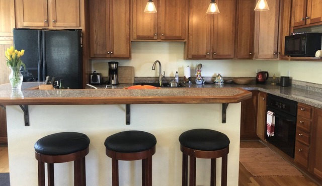 Bright and happy home in Boulder Fully Furnished, Pet Friendly!