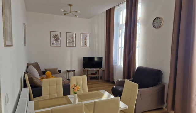 Bright & Spacious Apartment 10 murihaus – City View Balcony & Parking