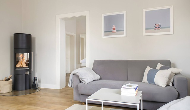 Bright Stuuv – Comfortable Living with Sunny Terrace and Fireplace