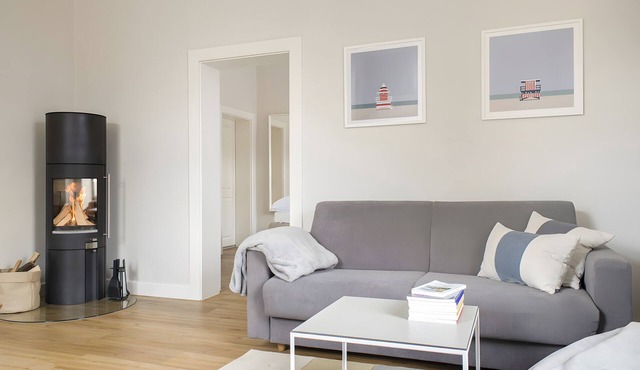 Bright Stuuv – Comfortable Living with Sunny Terrace and Fireplace