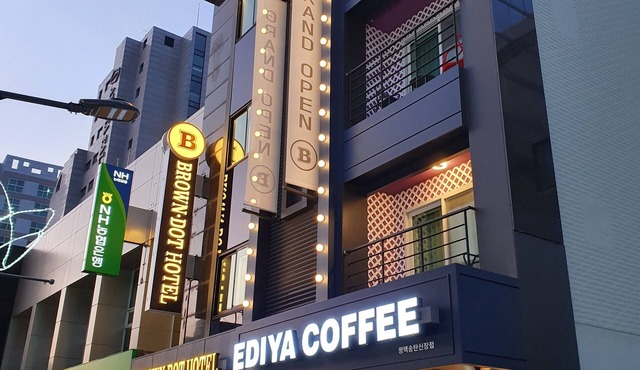 Brown-Dot Hotel