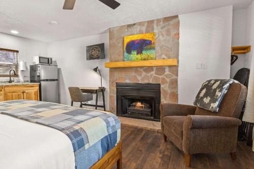Cabin 14 - King Bed hotel-style unit
