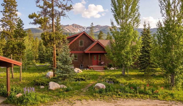Cabin getaway 3 bedroom, garage, open floor plan
