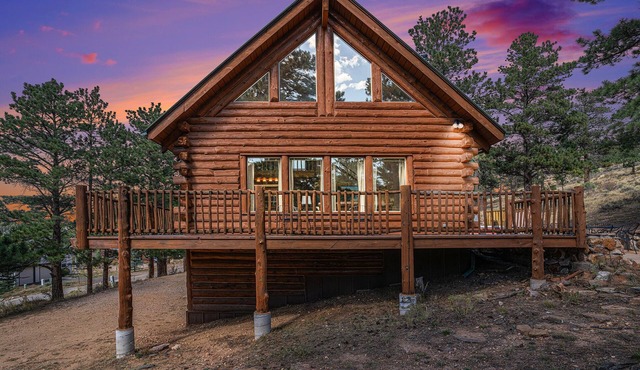 Cabin - Hot Tub w outdoor TV, Sleeps 12, King Bed, Dogs ok