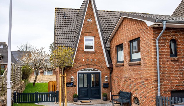 Central luxury house for 4 pers. with sauna, garden, 2 parking spaces, WLAN.