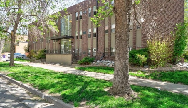 Centrally located cozy 2 bedroom 1 bath condo next to large park