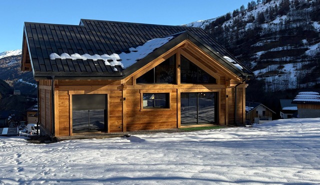 Chalet 'L'Orée' with Mountain View, Private Garden, and Wi-Fi