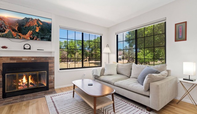 Charming 2-bedroom condo near dog park, trails, breweries! 30-day minimum
