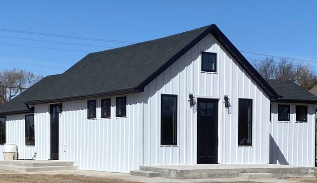 Charming 2-bedroom cottage with WiFi, AC in Leoti