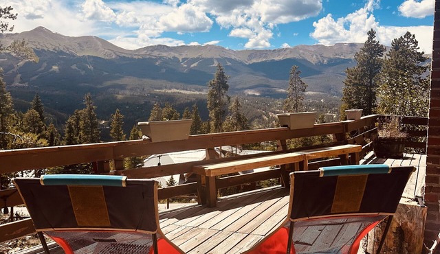 Charming 2-bedroom farmhouse in Breckenridge with expansive ten-mile range views