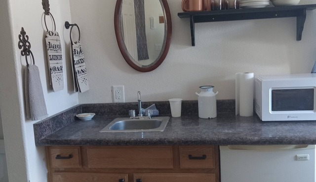 Charming bungalow in historical Mancos with WiFi. Privacy and beautiful views.