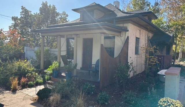 Charming cottage, private pickleball, walk to restaurants, fast wifi, 1 acre