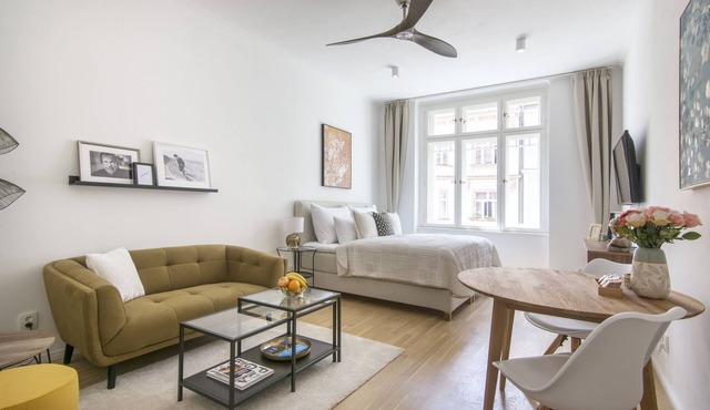 Charming Designer Apartment by the River, FREE breakfast