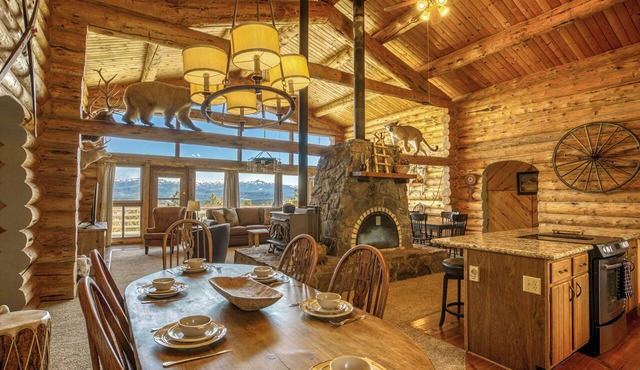 Charming & Spacious Cabin With Breathtaking Mountain Views!
