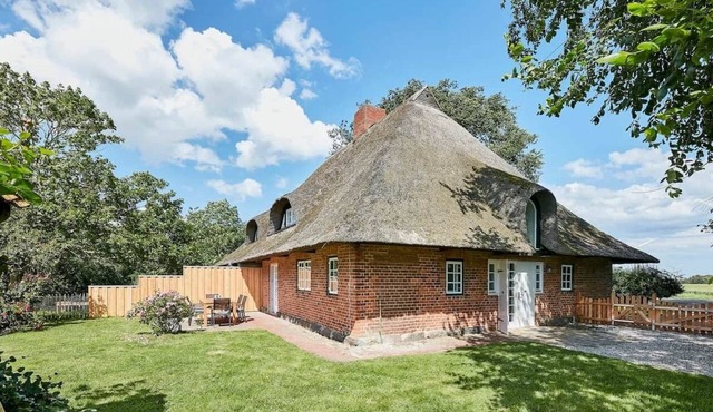 Charming thatched cottage, quiet location, 10 minutes to the Baltic Sea