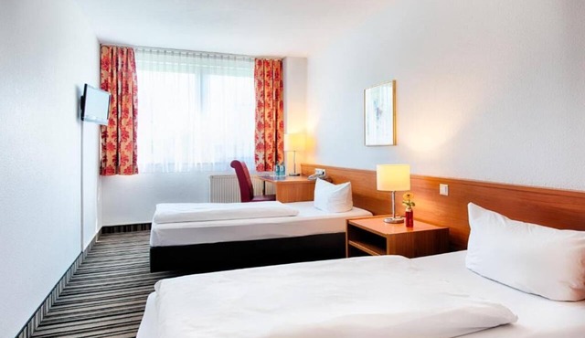 Charming Twin Escape! Near Porsche Museum & Transit