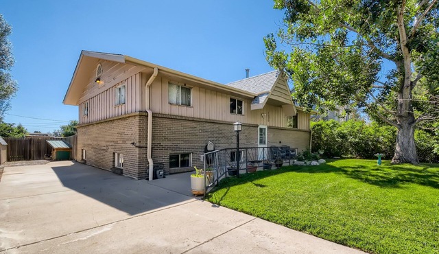 Cheerful 3 Bedroom Basement Apartment in Golden