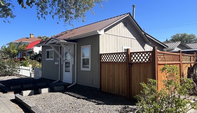 Cheerful historic Townsend Park bungalow in the heart of downtown!