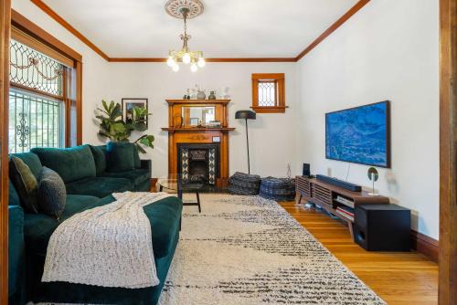 Chic Victorian Manor - Sleeps 12 - Congress Park