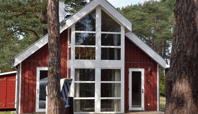 Child-friendly vacation home Ostseeblick 205 in Baabe. Cozy patio with a beach chair, patio furniture, and an outdoor grill. A spa with a whirlpool and sauna for a relaxing vacation