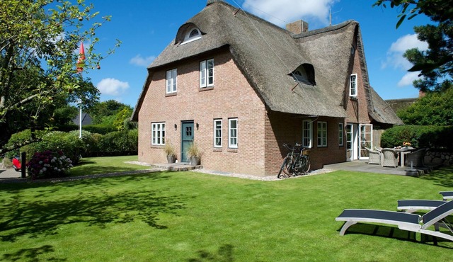 Classic Frisian and spacious thatched-roof house in Archsum